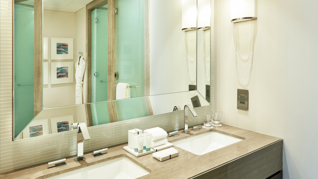 DXBAH_Family Suite - Bathroom.jpg
