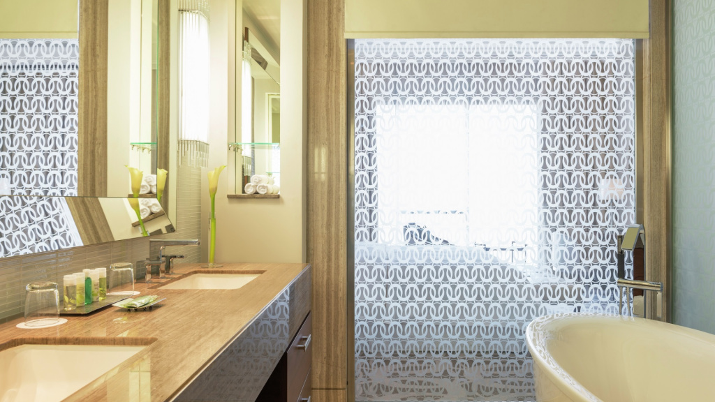 DXBAH_Deluxe King - Heavenly Bath.jpg